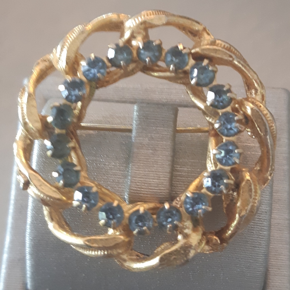 Vintage 80's Elegant Gold and Blue Crystal Chain Wreath Brooch Design